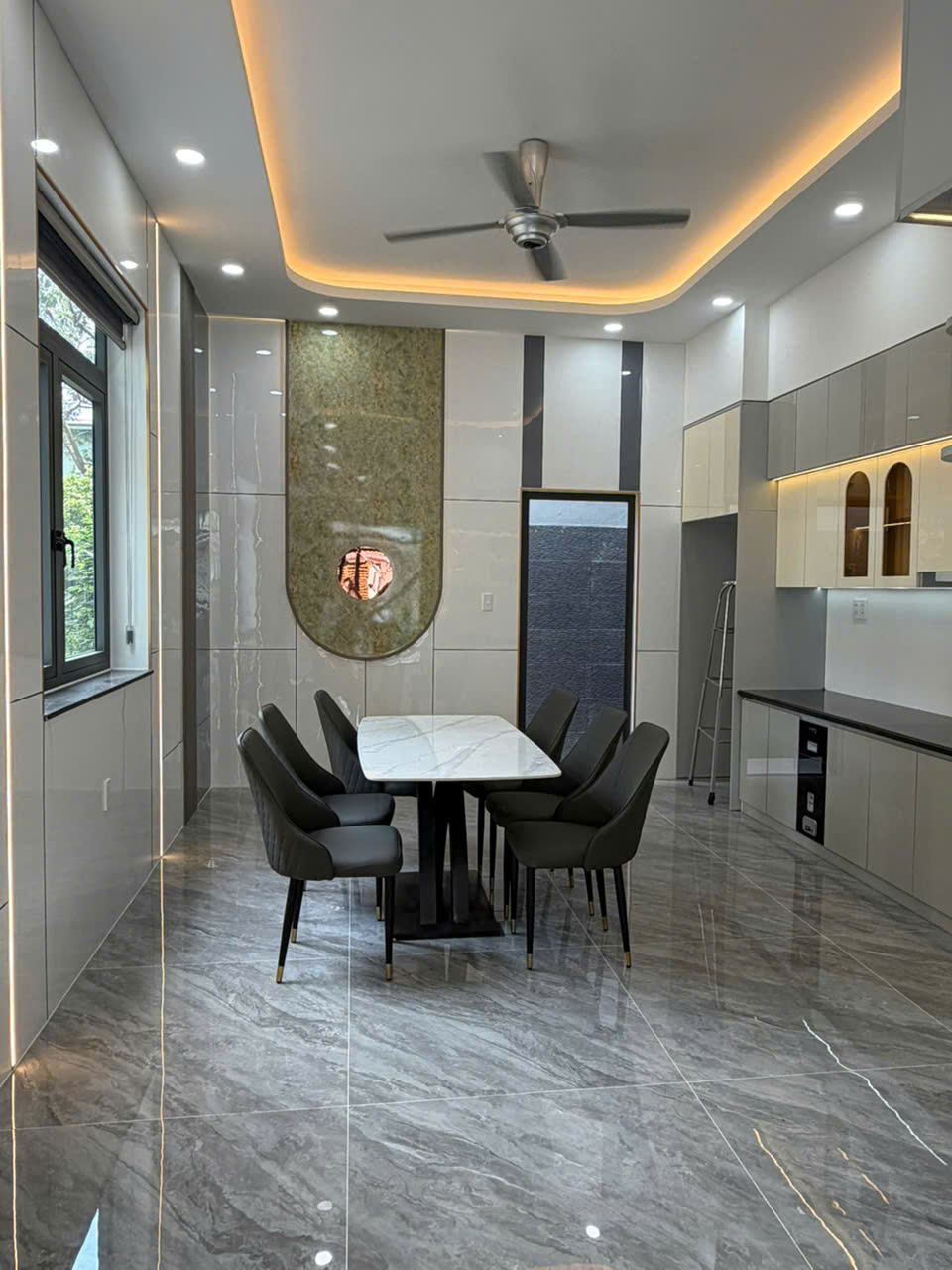 Bán nhà Dĩ An mới xây nội thất đầy đủ sổ hồng riêng ngay trung tâm Dĩ An TPHCM